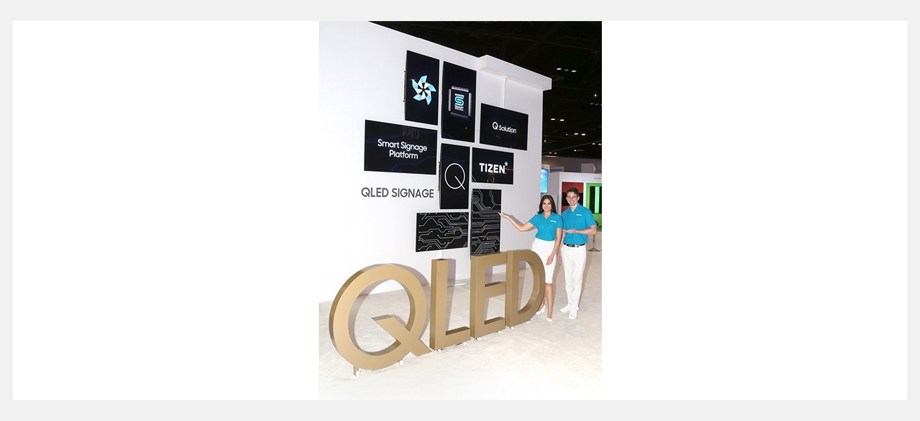 삼성전자 모델들이 14일(현지시간) 미국 올랜도에서 열리는 세계 최대 디스플레이 전시회인 '인포콤 2017(Infocomm 2017)'에서 QLED 사이니지를 소개하고 있다