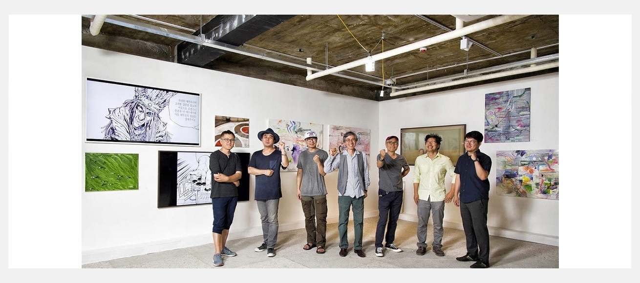 하태범, 박형근, 이완, 구본창, 허영만, 최선, 최성록(왼쪽부터) 작가가 삼성전자 '더 프레임'으로 작품을 선보이고 있다.
