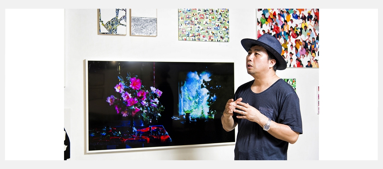 박형근 작가가 '더 프레임'으로 전시된 '그의 사물(His Objet)' 작품을 소개하고 있다.