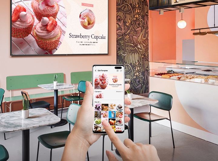 카페 공간 내부 딸기 디저트가 보여지고 있는 TV, 스마트폰 컨트롤 디스플레이 이미지