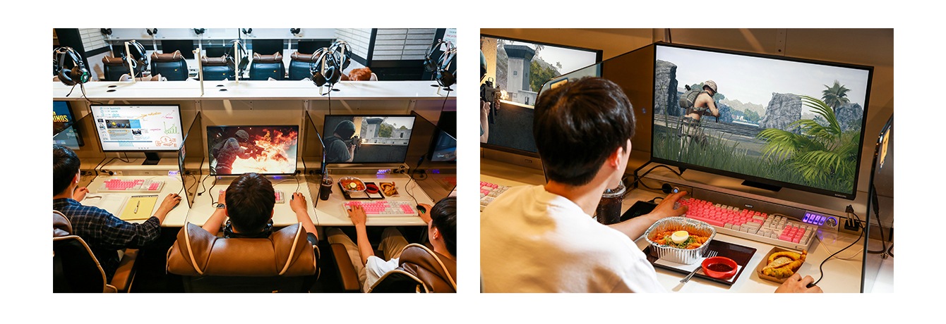 (왼쪽 이미지) 삼성 스페이스 모니터로 서비스를 이용하는 인물들이 보입니다 (오른쪽 이미지) 한 인물이 PC방에서 스페이스 모니터로 게임을 하고 있습니다