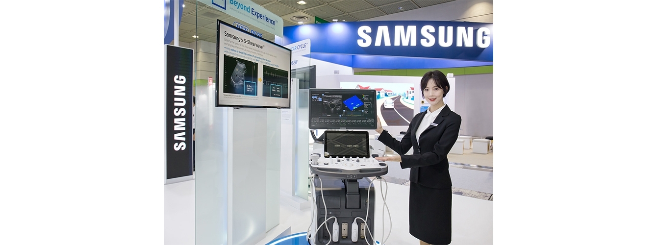 삼성 모델이 15일 ‘KIMES 2018' 삼성 부스에서 영상의학과용 프리미엄 초음파 진단기기 ‘RS85’를 소개하고 있다.