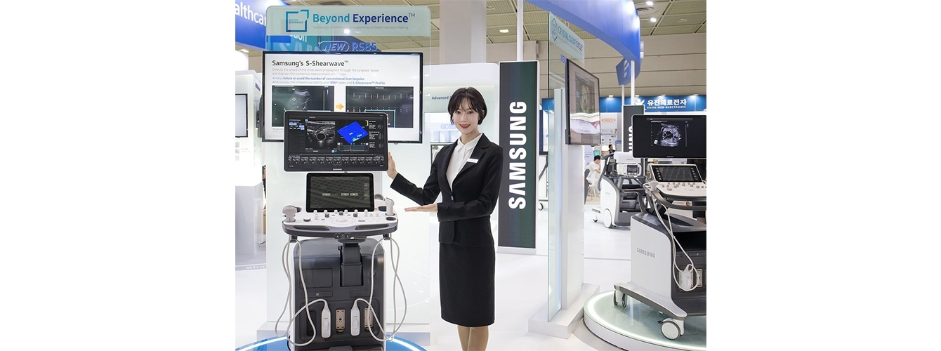 삼성 모델이 15일 ‘KIMES 2018' 삼성 부스에서 영상의학과용 프리미엄 초음파 진단기기 ‘RS85’를 소개하고 있다.