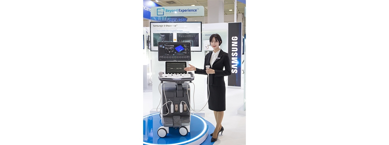 삼성 모델이 15일 ‘KIMES 2018' 삼성 부스에서 영상의학과용 프리미엄 초음파 진단기기 ‘RS85’를 소개하고 있다.