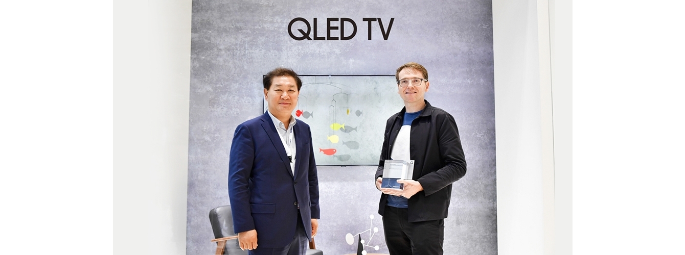 이번 공모전 대상을 수상한 영국과 덴마크의 디자인팀, ‘스위프트 크리에이티브스(Swift Creatives)’의 매튜 커커릴(Matthew Cockeril) 디자이너가 삼성전자 영상디스플레이사업부의 한종희 사장과 기념 촬영을 하고 있다.