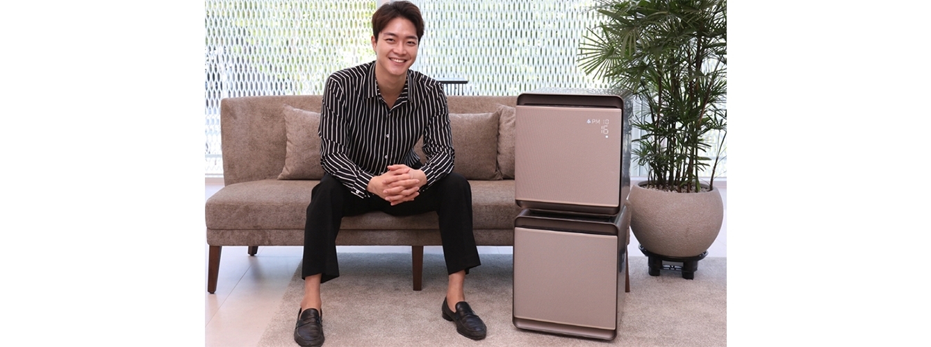 모델이 삼성 큐브 제품을 소개하고 있는 모습