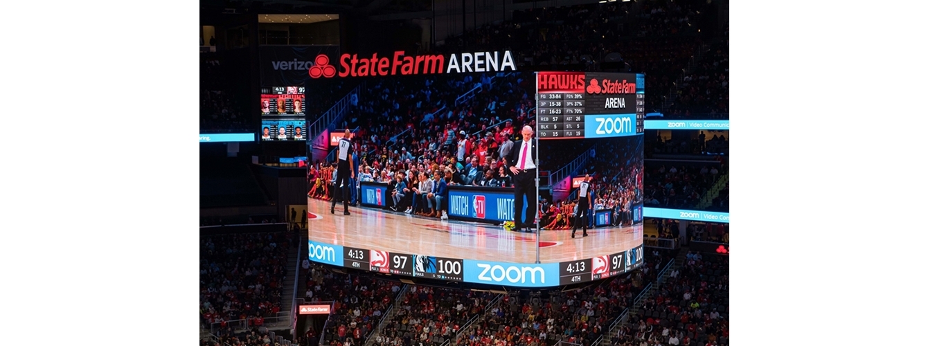 미국 프로 농구(NBA)팀 ‘애틀랜타 호크스(Atlanta Hawks)’의 홈경기장인 ‘스테이트 팜 아레나(State Farm Arena)’에 삼성 스마트 LED 사이니지를 활용한초대형 스크린이 설치되어 있는 모습
