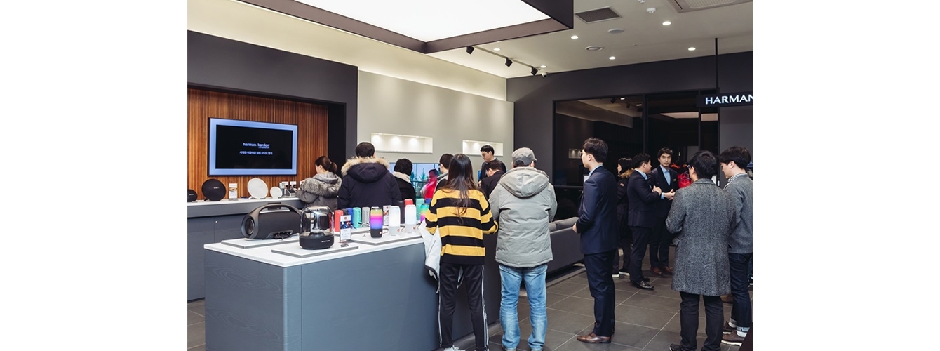 하만 스튜디오에 방문하여 제품을 체험해보는 고객들 모습입니다