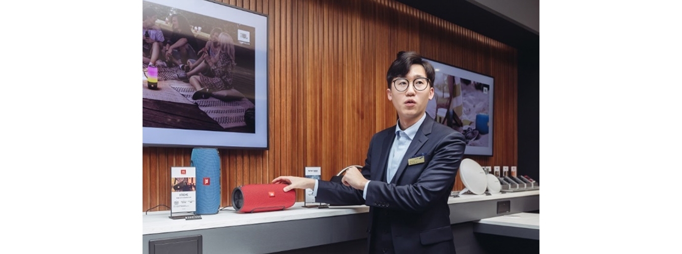 유상균 매니저가 하만 제품을 소개하고 있습니다