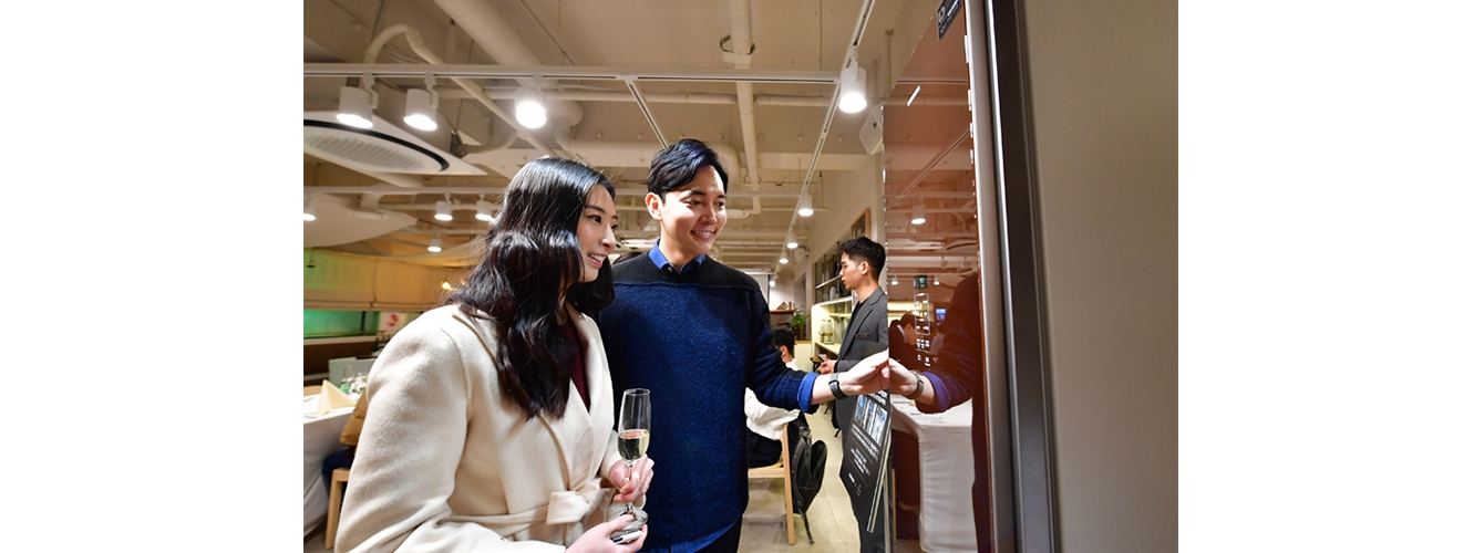 체험장의 에어드레서를 살펴보는 사람들
