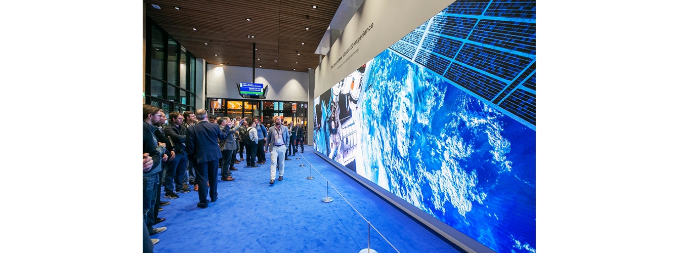ISE 2019 관람객들이 삼성전자 부스에 방문해 396형 P.12 LED 사이니지에 ‘멀티링크 LED HDR’ 기술로 구현된 8K LED HDR 영상을 감상하고 있다
