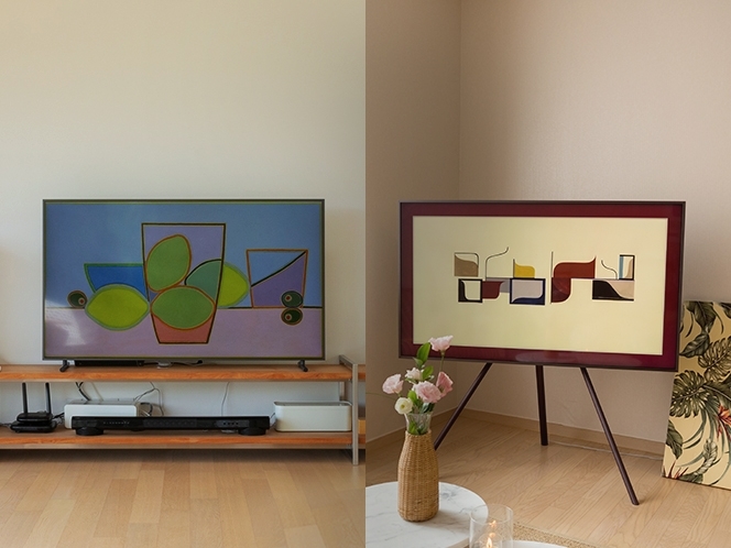 왼쪽에는 선반 위에 TV가 놓여 있고, 오른쪽에는 액자 모양으로 TV가 서 있습니다.