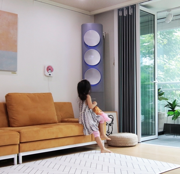 거실에 설치된 스탠드형 무풍에어컨을 바라보고 있는 여자아이 이미지(블로거 에이치라떼의 집)