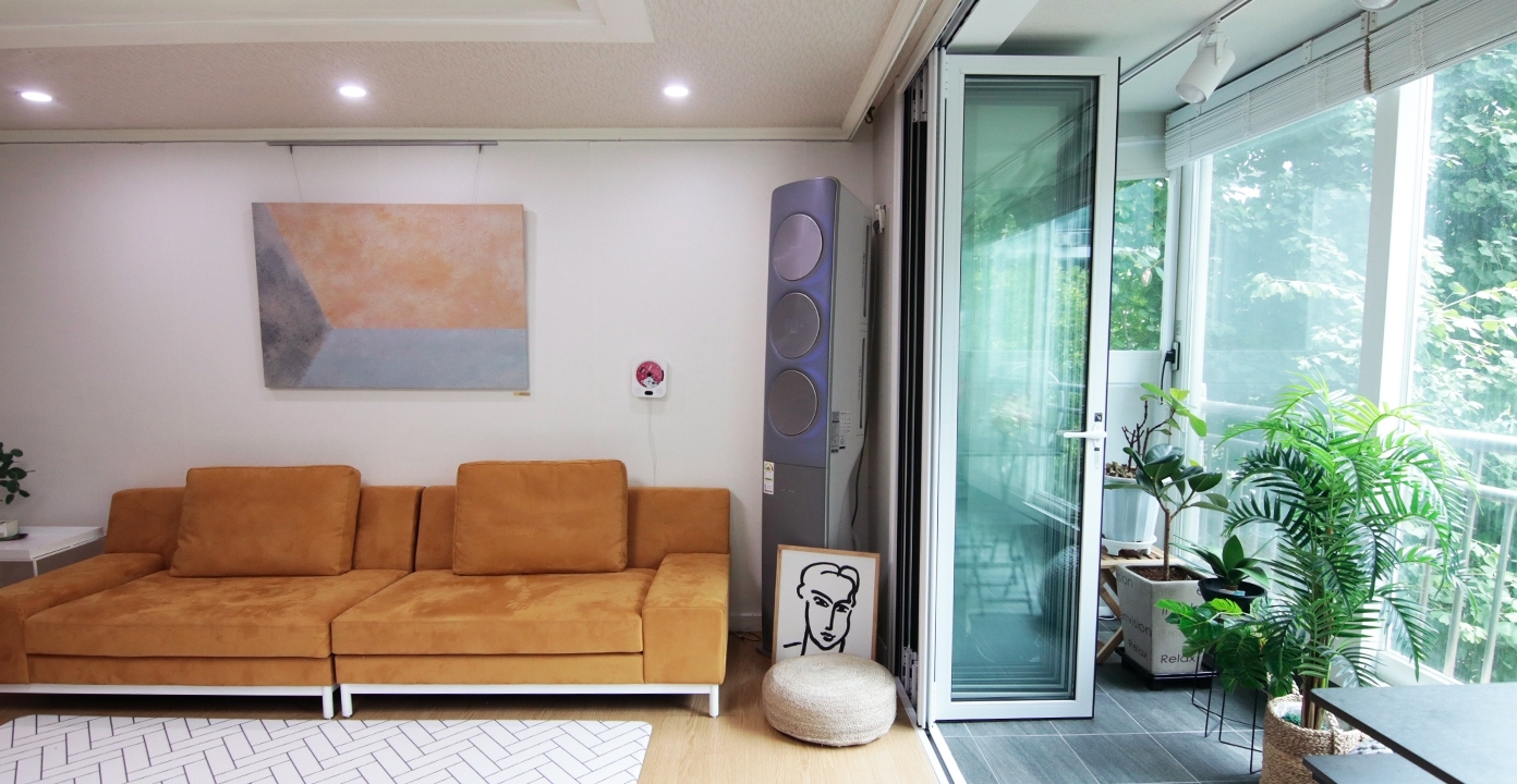 거실에 설치된 스탠드형 무풍에어컨 이미지(블로거 에이치라떼의 집)