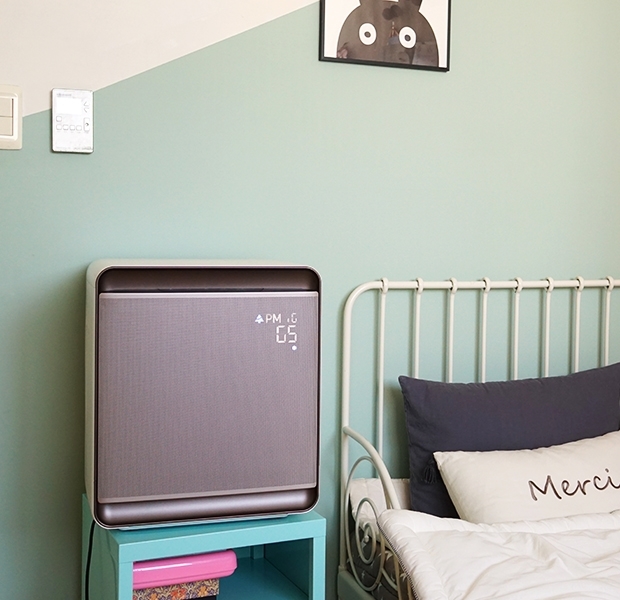 침실에 설치된 분리결합형 큐브 공기청정기 이미지(블로거 소국의 집)