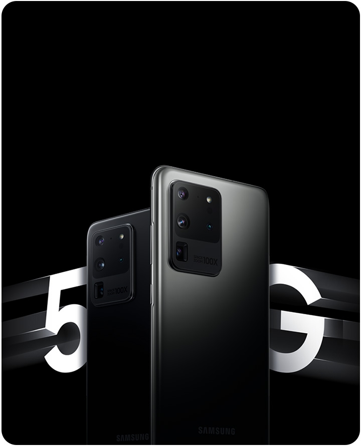 두 개의 갤럭시 S20 Ultra 5G가 후면이 보이도록 비스듬히 세워져 있습니다. 한 대는 코스믹 블랙, 한 대는 코스믹 그레이 컬러입니다. 양쪽으로는 5G 텍스트가 보입니다.