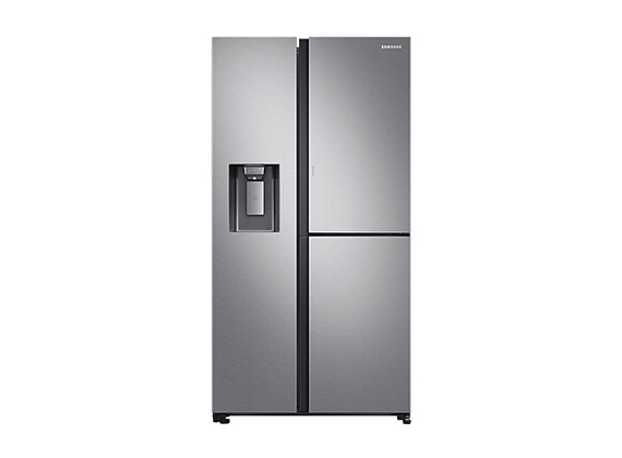 왼쪽 문에 얼음 정수기가 있는 투 도어 냉장고 전면입니다. 냉장고 제품 번호는 RS68N8231S9 입니다.