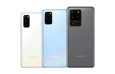 클라우드 핑크 색상의 갤럭시 S20 5G, 클라우드 블루 색상의 갤럭시 S20+ 5G, 코스믹 그레이 색상의 갤럭시 S20 Ultra 5G의 후면이 차례 대로 있고 옆면이 조금씩 겹쳐져 있습니다. 왼쪽 하단에는 S20와 함께 좌우로 제품이 표시되어 있습니다. 