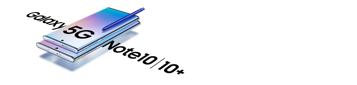 겹쳐진 갤럭시 노트10+ 5G과 노트10 5G 화면 위에 파란색 S펜이 놓여진 채 비스듬히 눕혀져 있습니다. 화면에는 그라데이션 그래픽이 보이며 노트 10 5G에는 5G 텍스트가 겹쳐 있습니다. 기기 밑에는 갤럭시 노트10 I 노트10+ 텍스트가 있습니다.