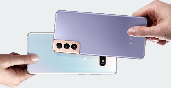 갤럭시 S10 제품과 갤럭시 S21 5G 제품을 서로 교환하고 있는 이미지