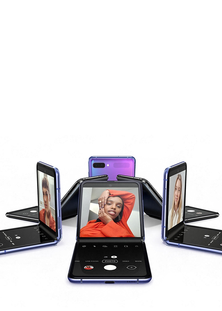 셀프 카메라 기능 작동 중 다양한 각도의 원형 구도 갤럭시 Z 플립 미러 퍼플 및 미러 블랙 컬러 제품 6대
