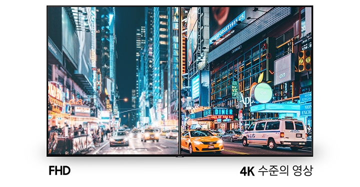 TV 화면에 도시 야경이 담겨 있습니다. FHD 콘텐츠가 AI 화질 변환 기술을 통해 4K 수준의 해상도로 업그레이드되는 과정을 확인할 수 있습니다.