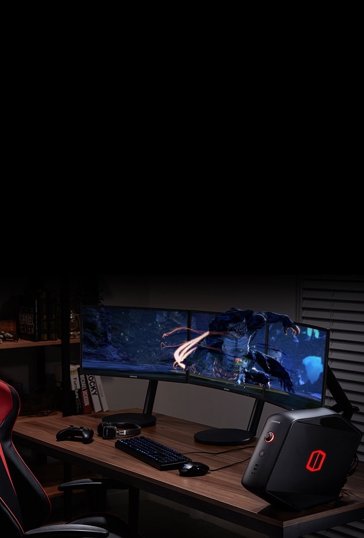 책상위에 데스크탑 Odyssey 제품과 게이밍 모니터가 놓여 있으며, 모니터 화면속에는 게임속 인물이 입체감있게 표현되고 있습니다.