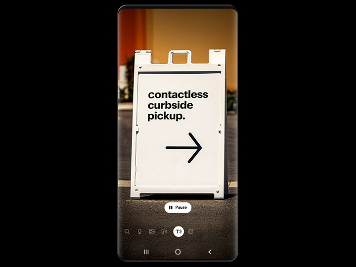 Bixby Vision prepozna znak v obliki črke A z napisom „contactless curbside pickup“. Na spodnjem delu zaslona telefona vidimo gumb ‚Pause‘.