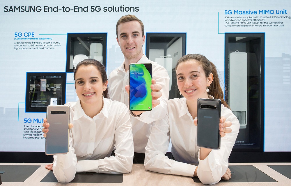 mwc na sliki sta dve ženski in en moški, ki držijo v roki mobitel Samsung S10