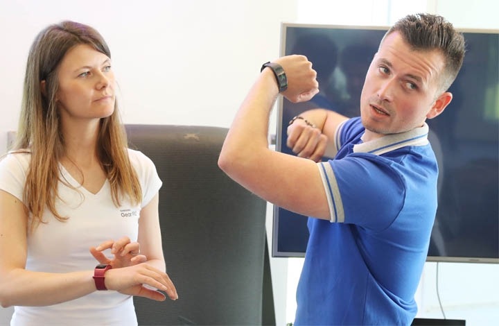 Za modne, aktivne in povezane - pametna športna zapestnica Gear Fit2 in brezžične slušalke Gear IconX