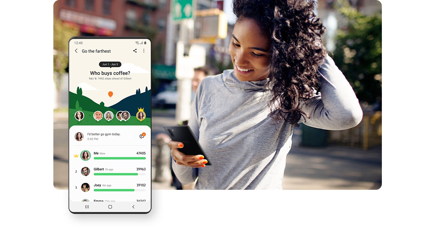Žena si pri cvičení vonku kontroluje smartfón. V popredí zobrazuje grafické rozhranie s obrazovkou aplikácie Samsung Health Together s menom a úrovňou používateľky a zoznamom jej priateľov pre tréningový program.