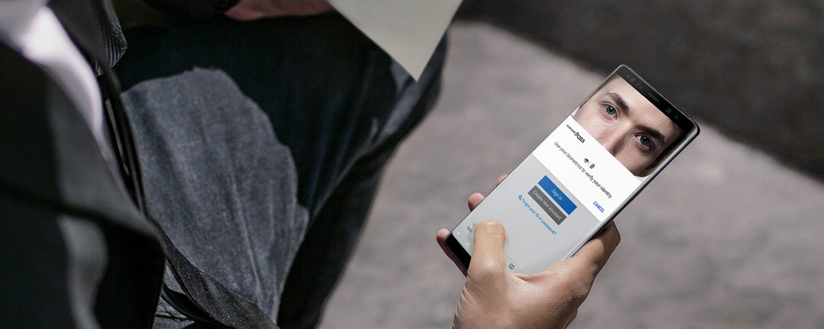Image of a man in a suit using the Iris Scanner to authenticate Samsung Pass on the Galaxy Note8