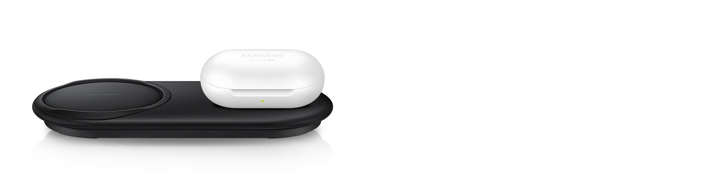 Wireless Charger Duo Pad ที่มี Galaxy Buds สีขาววางชาร์จไฟอยู่ด้านบน