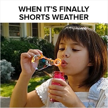วิดีโอ Super Slow-mo จาก BuzzFeed ที่ถ่ายด้วย Galaxy ซึ่งเป็นวิดีโอของเด็กผู้หญิงกำลังเป่าฟองสบู่ โดยมีข้อความกำกับไว้ด้านบนว่า “When it’s finally shorts weather”