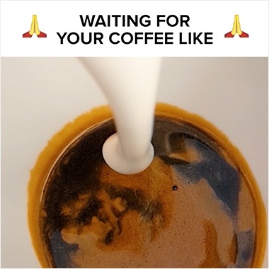 วิดีโอ Super Slow-mo จาก BuzzFeed ที่ถ่ายด้วย Galaxy ซึ่งเป็นวิดีโอของนมที่กำลังเทลงไปในกาแฟที่ถ่ายจากหลาย ๆ มุม โดยมีข้อความกำกับไว้ด้านบนว่า “Waiting for your coffee like