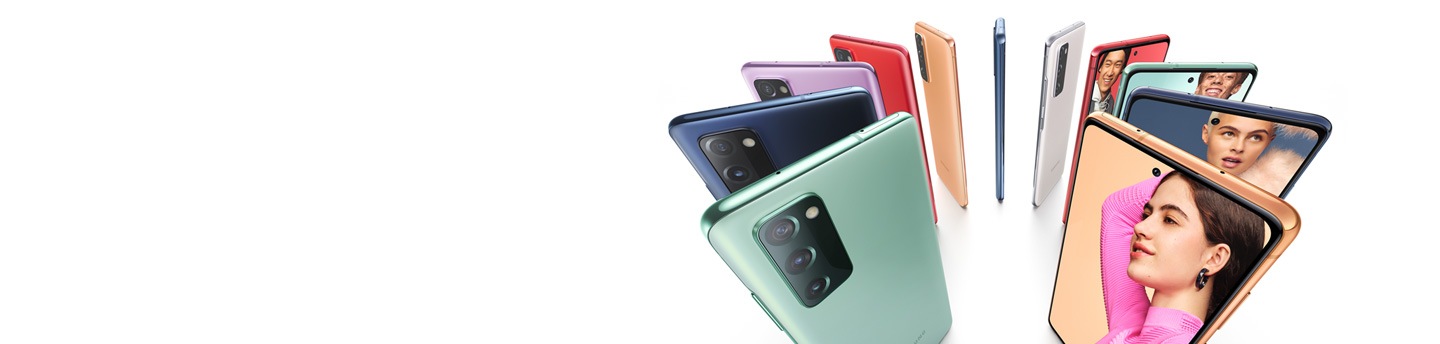 โทรศัพท์ Galaxy S20 FE 5G จำนวน 11 เครื่องวางตั้งอยู่กันเป็นรูปวงกลมมีสีคลาวด์มินต์, คลาวด์เนวี, คลาวด์ลาเวนเดอร์, คลาวด์เรด, คลาวด์ออเรนจ์ และคลาวด์ไวท์วางสลับกันอยู่ โทรศัพท์บางเครื่องหันหลังให้ บางเครื่องก็หันหน้าให้โดยมีภาพถ่ายของบุคคลแสดงอยู่ในหน้าจอ ซึ่งแต่ละคนในภาพนั้นยืนอยู่หน้าฉากหลังที่มีสีเดียวกันกับโทรศัพท์
