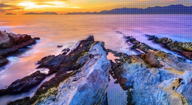 การเปรียบเทียบรายละเอียดระหว่างก่อนและหลังจากที่ใช้ Intelligent Upscaling ภาพทางขวาคือรายละเอียดที่ปรับให้ดีขึ้นด้วย Super Big TV ของ Samsung