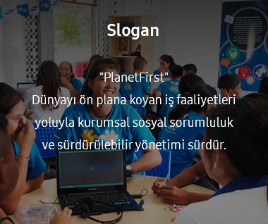 Bu görüntü eko-yönetimin sloganını içerir. Slogan “Önce Dünyamız” olup “Dünyayı ilk sıraya koyan ticari faaliyetler aracılığıyla kurumsal sosyal sorumluluk ve sürdürülebilir yönetimin peşinden koşmak” anlamına geliyor.