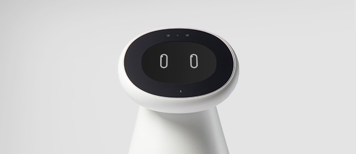 Gözleri insana benzeyen beyaz bir Samsung robotu.