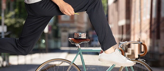Sürücü havada S Pen’in uzaktan kumandasıyla bir fotoğraf çekerken bir Galaxy Note 9 koltukta durmaktadır.