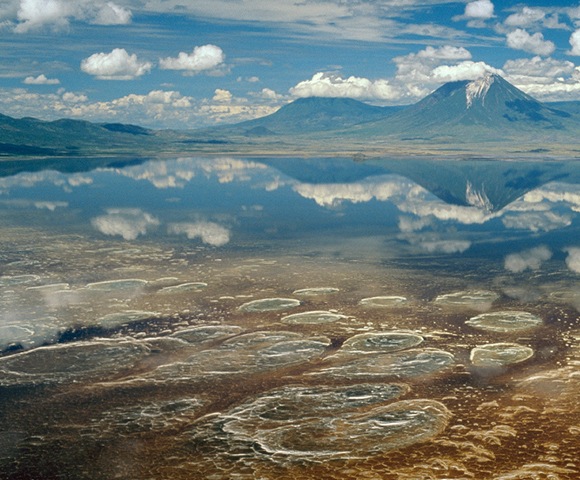 Tanzanya’daki Natron Gölü’nün mineral yatakları.