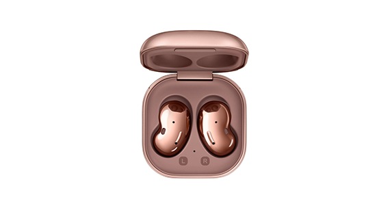 Açık bir şarj kutusuna yerleştirilmiş bir çift Mistik Bronz Galaxy Buds Live’ın üstten görünümü.