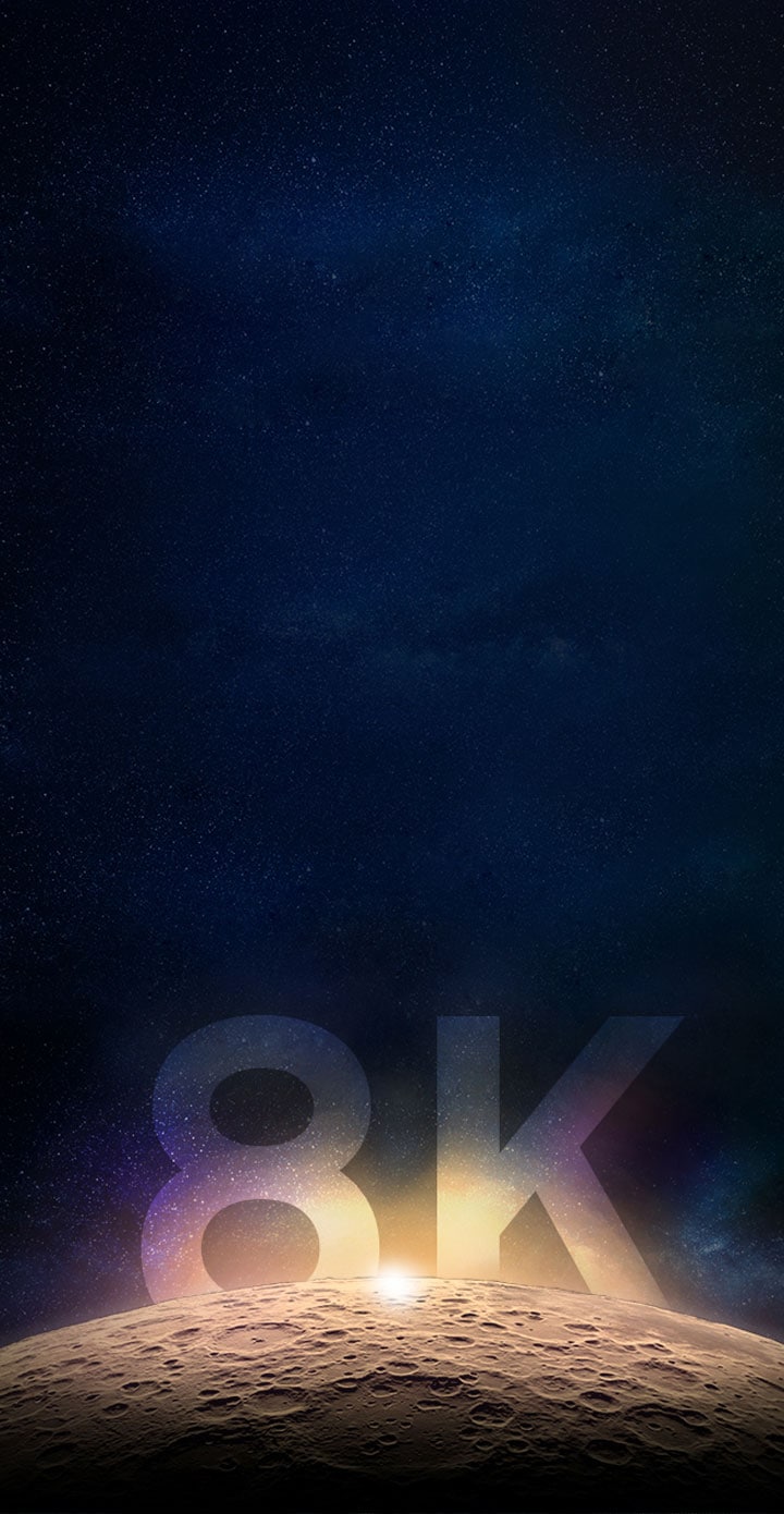 Arkasından güneş ışınları patlayan ayın yüzeyi ve yıldızlardan oluşan bir arka planda 8K rakam ve harfleri. Artı, sağ üstte “QLED 8K” logosu.