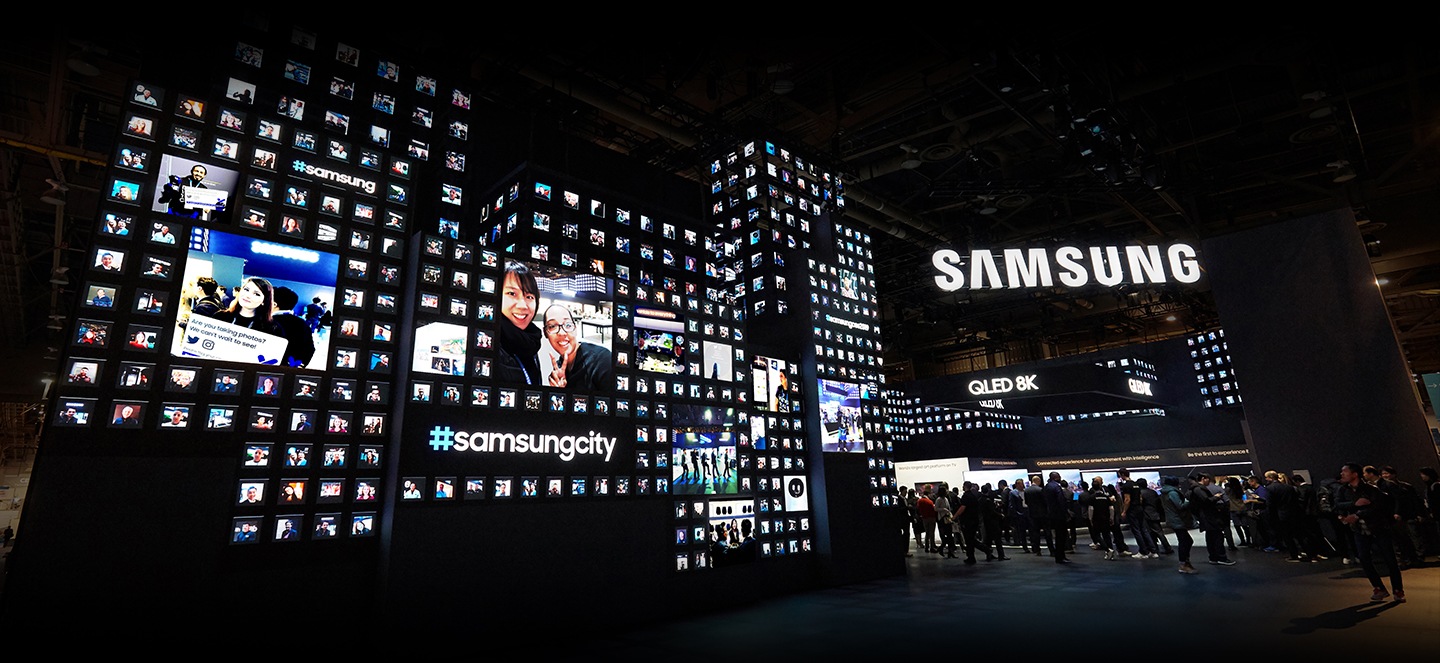 CES 2019 ziyaretçileri, “Samsung city” etiketini çevreleyen yüzlerce küçük, karo şekilli fotoğrafın bulunduğu tek bir ekran ortaya çıkaran çok sayıda LED ekrandan oluşan devasa bir ön cepheye sahip Samsung standına giriyor.