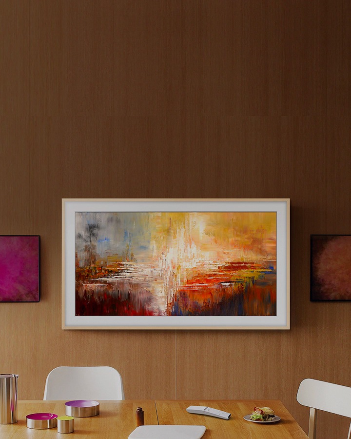 Frame TV, harika duvar dekoru fikirlerine ilham veren farklı sanat eserlerini görüntüleyerek, güzel bir resim çerçevesi gibi duvarla bütünleşmektedir.