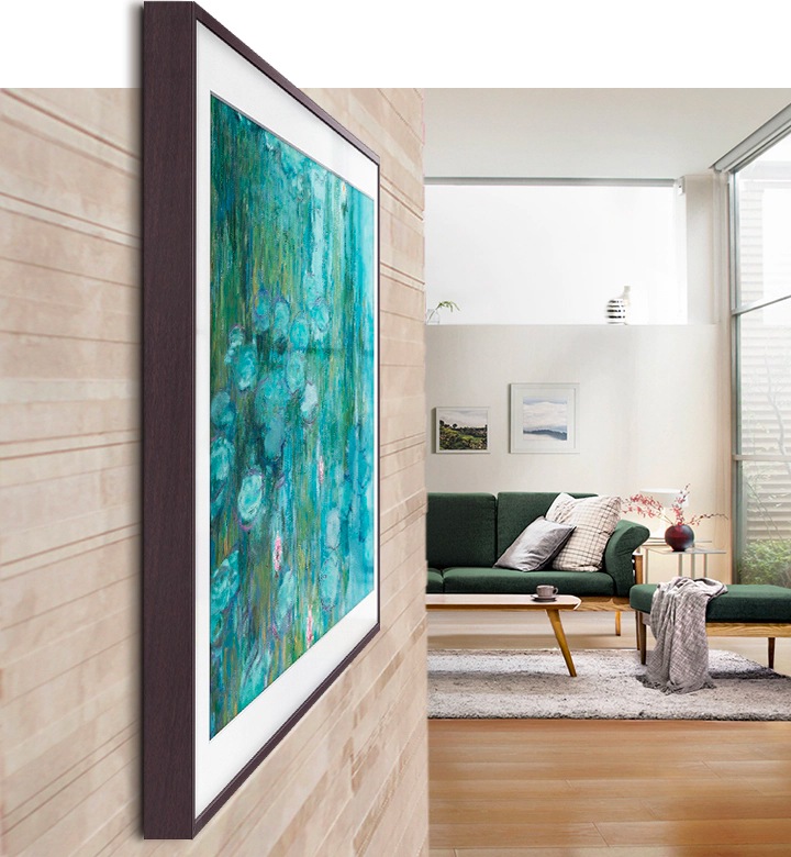 Frame TV, duvara sıfır monte edilmiştir ve gerçek bir resim çerçevesi gibi oturma odasının duvarına sıfır durmaktadır.