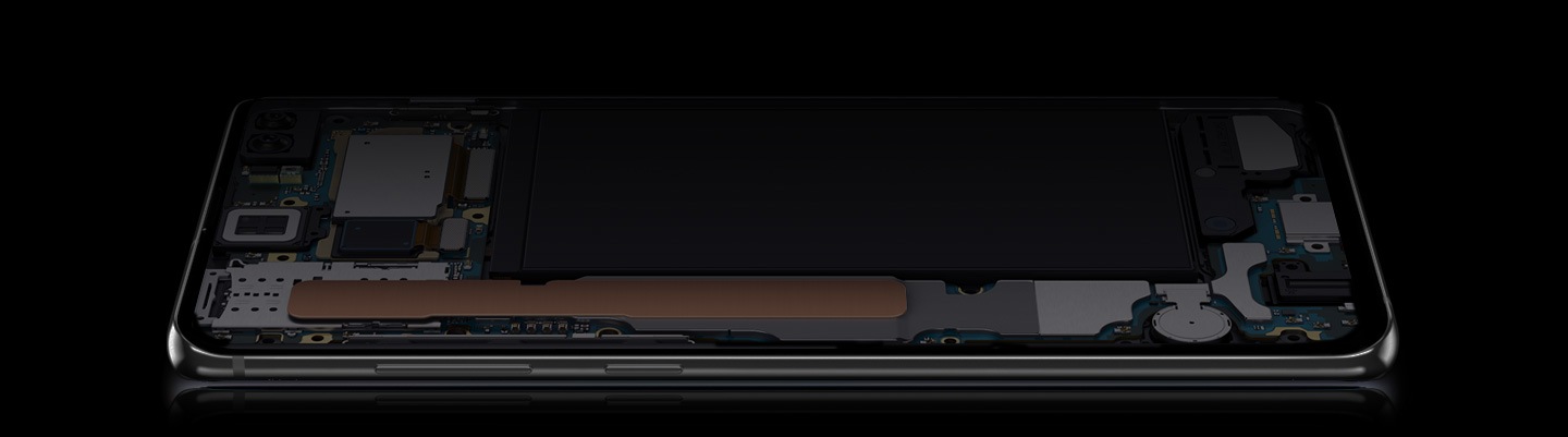Galaxy S10+正面朝上放置,視角略為自底部傾斜,移除螢幕,展現內部硬體示意圖。