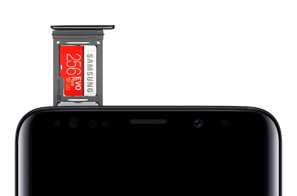 Galaxy S9或S9 +SIM卡槽的特寫圖以及Samsung 256GB microSD卡