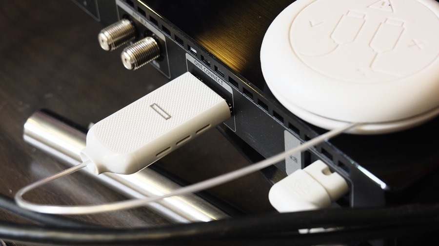 這個名為「ONE Connect」的美型集線器採用光纖傳輸 這個名為「ONE Connect」的美型集線器採用光纖傳輸