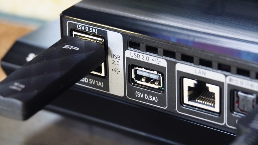 USB 孔則可以直接接上 USB 隨身碟或外接硬碟使用,直接瀏覽裡面的照片或影片,不需要再透過電腦。 USB 孔則可以直接接上 USB 隨身碟或外接硬碟使用,直接瀏覽裡面的照片或影片,不需要再透過電腦。